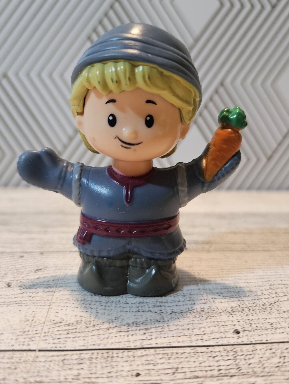 Mattel Little People Disney Frozen Kristoff Holding Carrot Figure